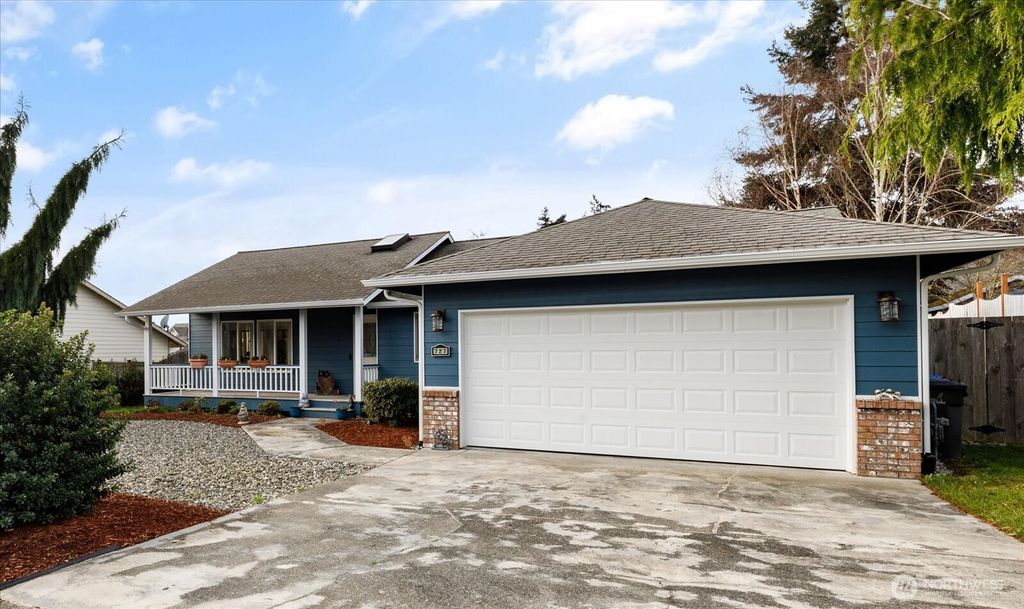 Photo of 727 SW Ottercrest Street, Oak Harbor, WA 98277 (MLS # 2463352)