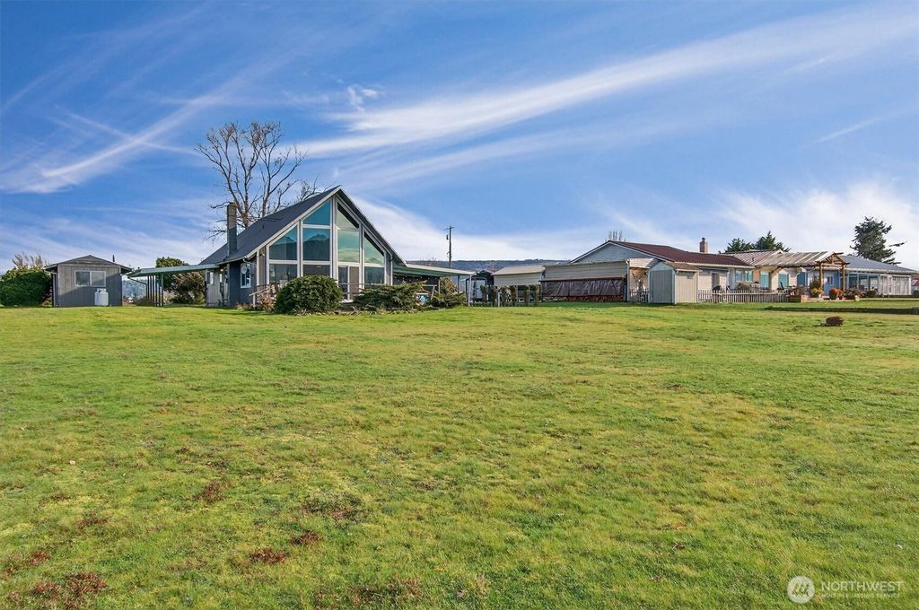Photo of 301 W Sunny Sands Rd, Cathlamet, WA 98612 (MLS # 2479434)