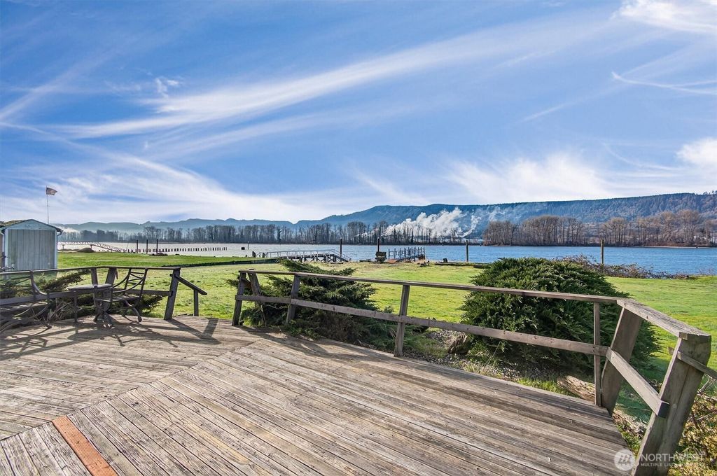 Photo of 301 W Sunny Sands Rd, Cathlamet, WA 98612 (MLS # 2479434)