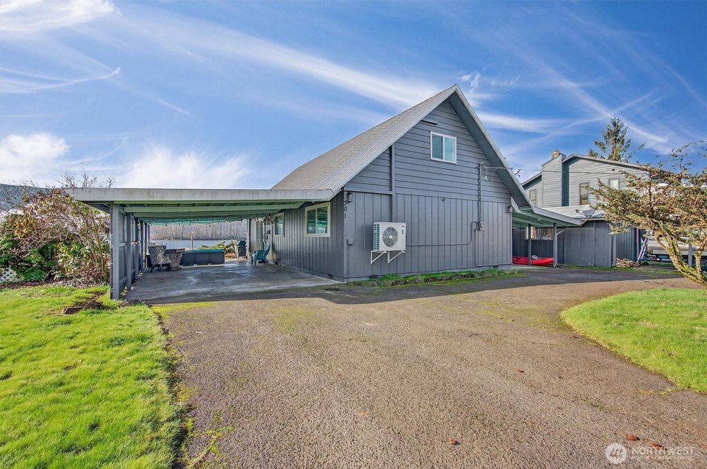Photo of 301 W Sunny Sands Rd, Cathlamet, WA 98612 (MLS # 2479434)