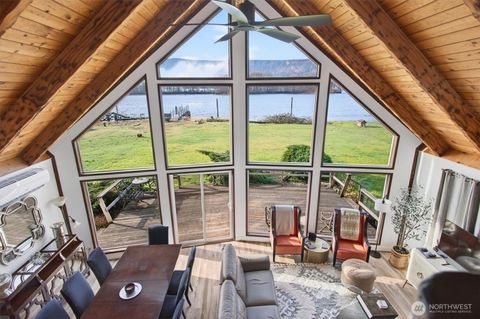 Photo of 301 W Sunny Sands Rd, Cathlamet, WA 98612 (MLS # 2479434)