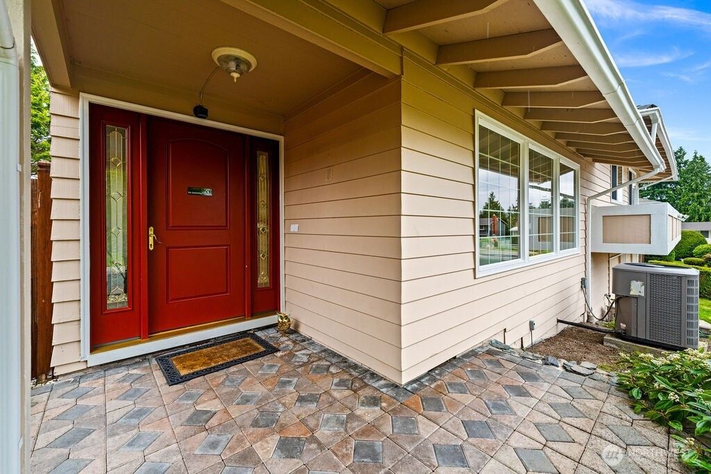 Photo of 11611 NE 135th Street, Kirkland, WA 98034 (MLS # 2367955)