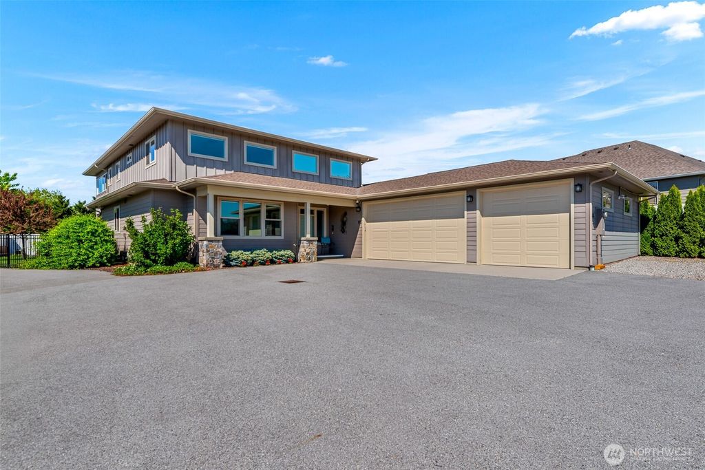 Photo of 185 31st Street NW, East Wenatchee, WA 98802 (MLS # 2517974)