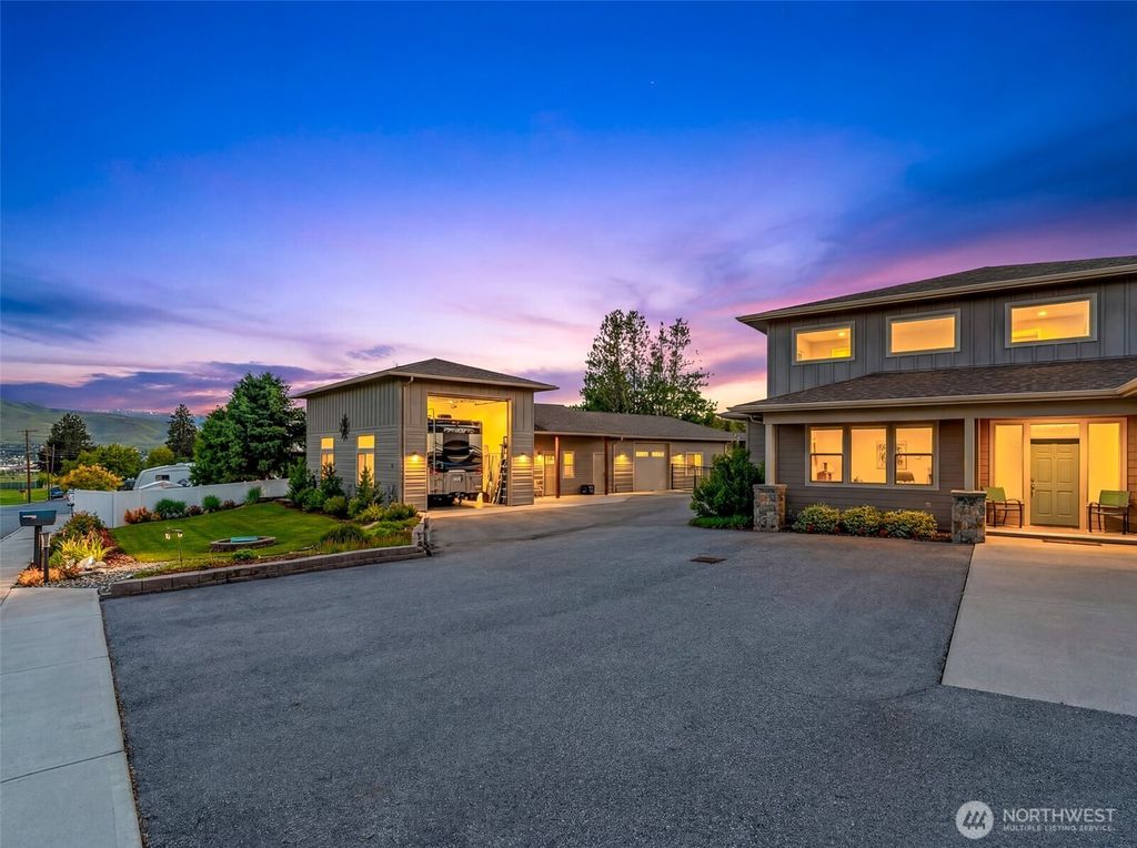 Photo of 185 31st Street NW, East Wenatchee, WA 98802 (MLS # 2517974)
