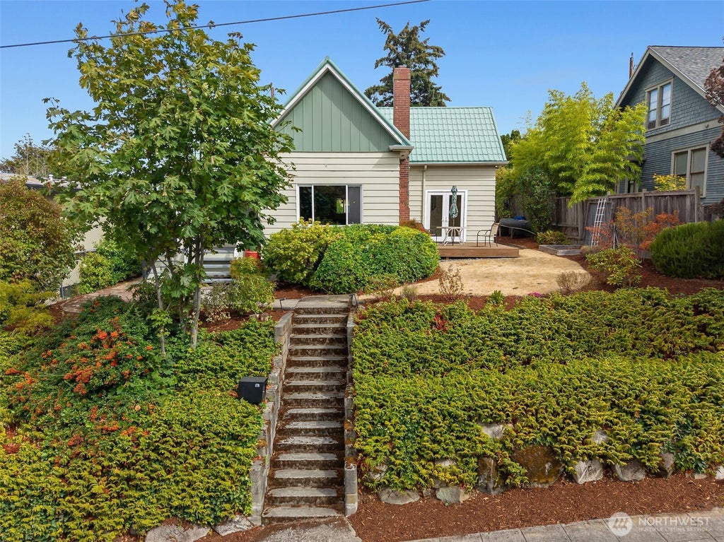 Photo of 3918 S Edmunds Street, Seattle, WA 98118 (MLS # 2574483)