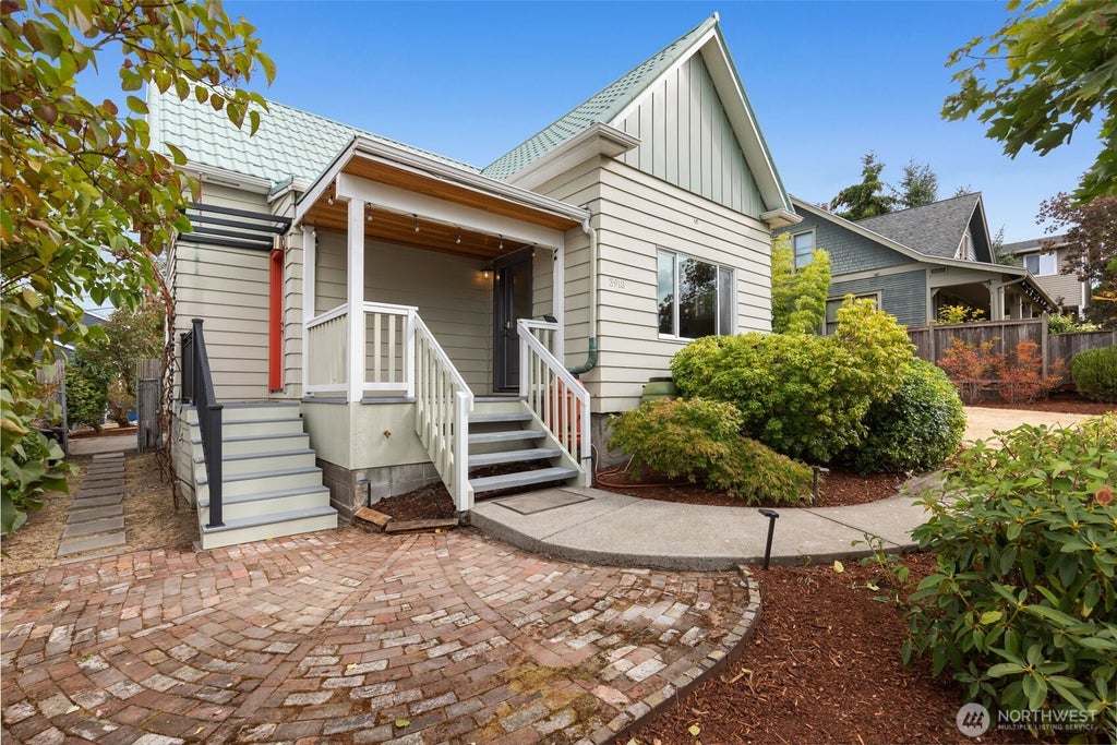 Photo of 3918 S Edmunds Street, Seattle, WA 98118 (MLS # 2574483)