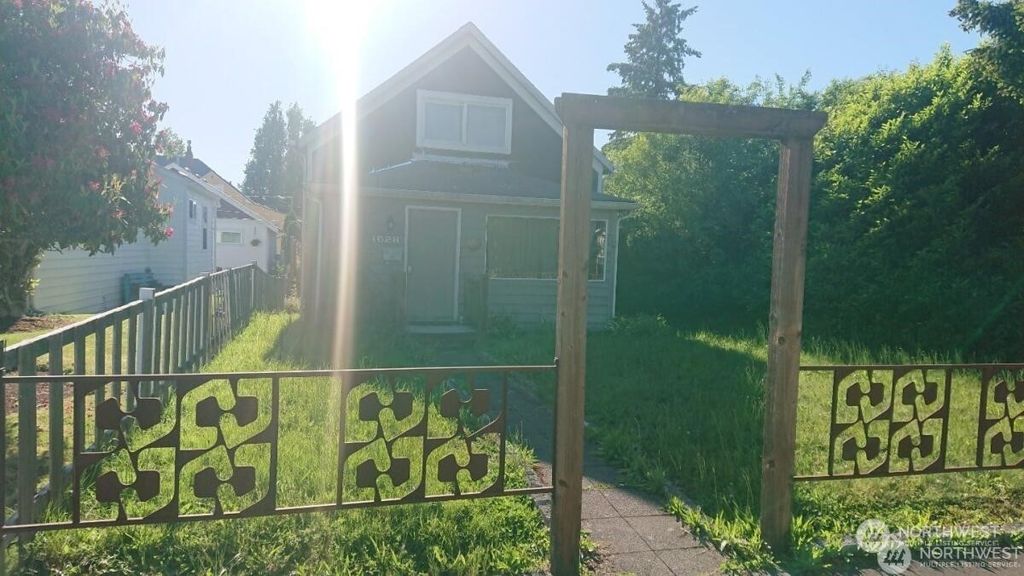 Photo of 1628 Oakes Ave Ave, Everett, WA 98201 (MLS # 2276072)