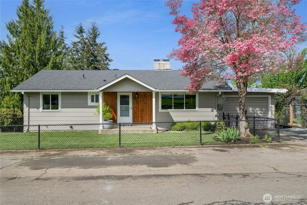 Photo of 704 Avenue K, Snohomish, WA 98290 (MLS # 2334788)