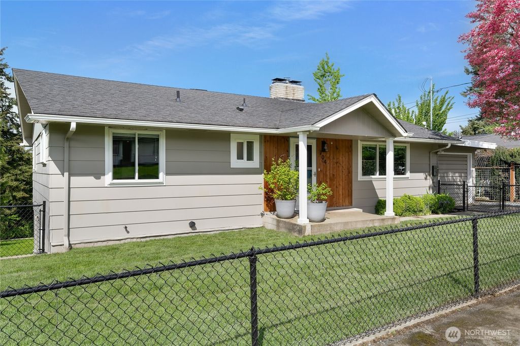 Photo of 704 Avenue K, Snohomish, WA 98290 (MLS # 2334788)