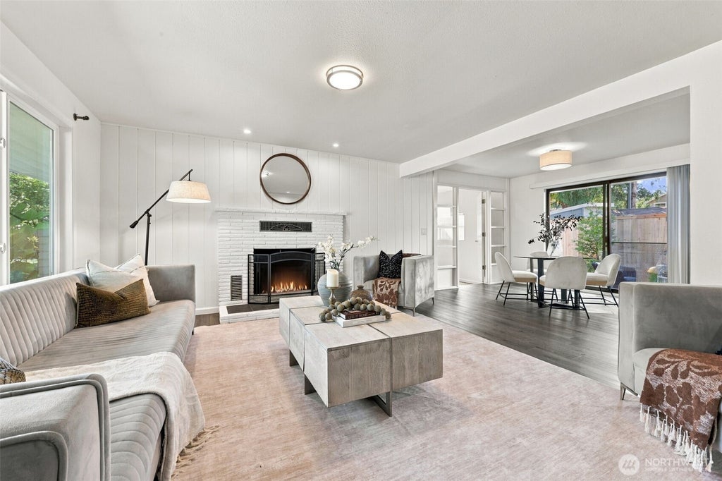 Photo of 325 SE Andrews Street, Issaquah, WA 98027 (MLS # 2587359)