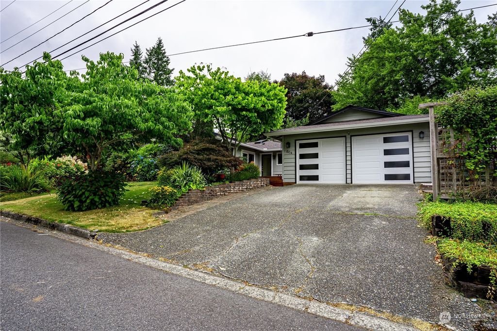 Photo of 604 128th Avenue SE, Bellevue, WA 98005 (MLS # 2183564)