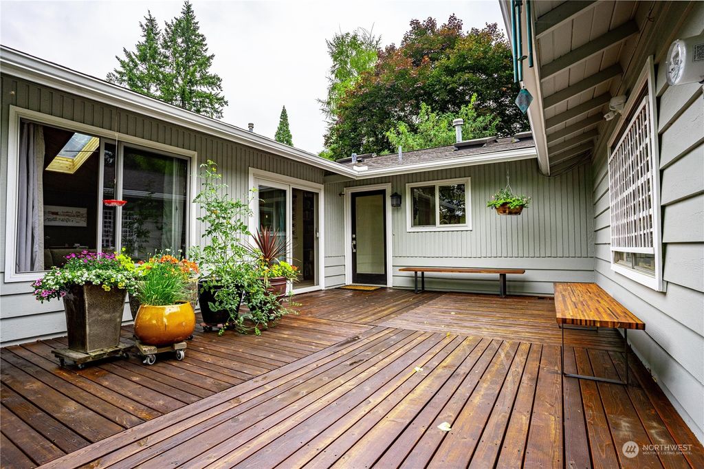 Photo of 604 128th Avenue SE, Bellevue, WA 98005 (MLS # 2183564)