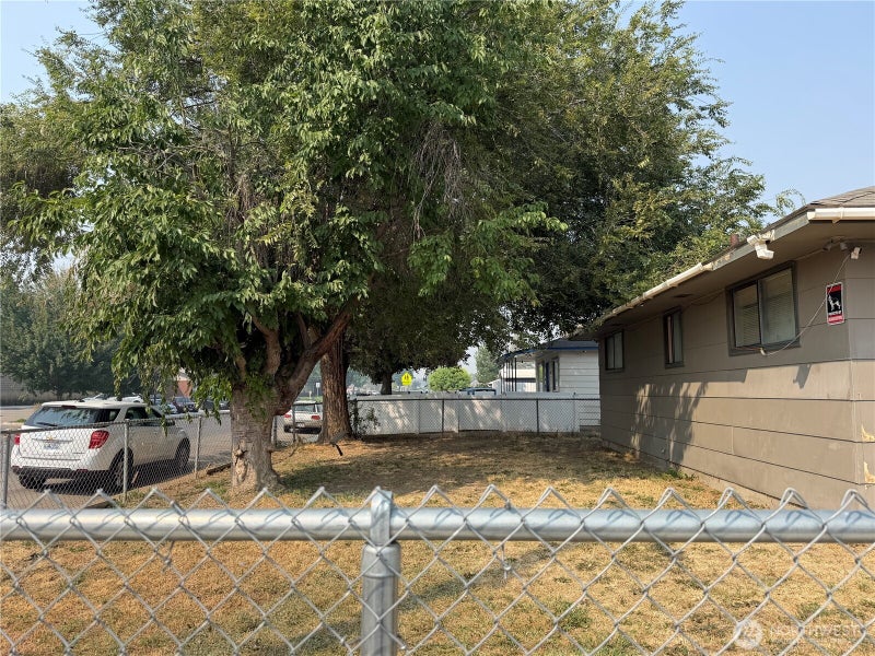 915 SE 4TH AVE