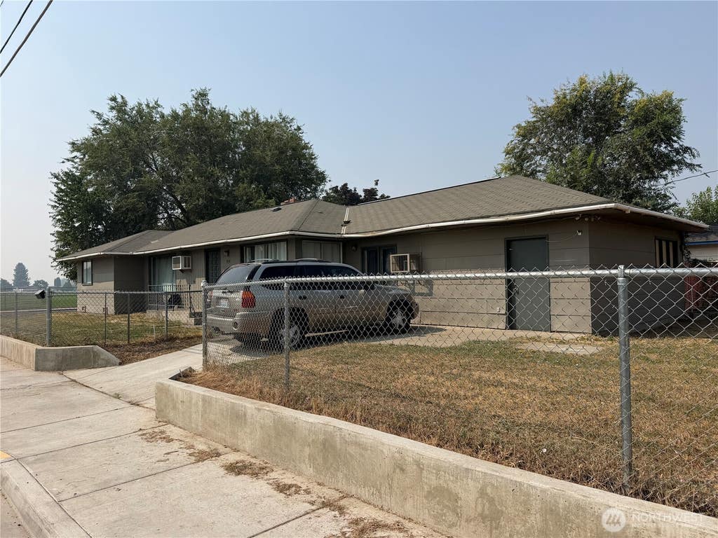 Photo of 915 SE 4TH AVE AVE, Quincy, WA 98848 (MLS # 2568188)