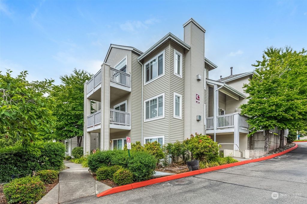 Photo of 440 S 51st Court #C301, Renton, WA 98055 (MLS # 2127950)