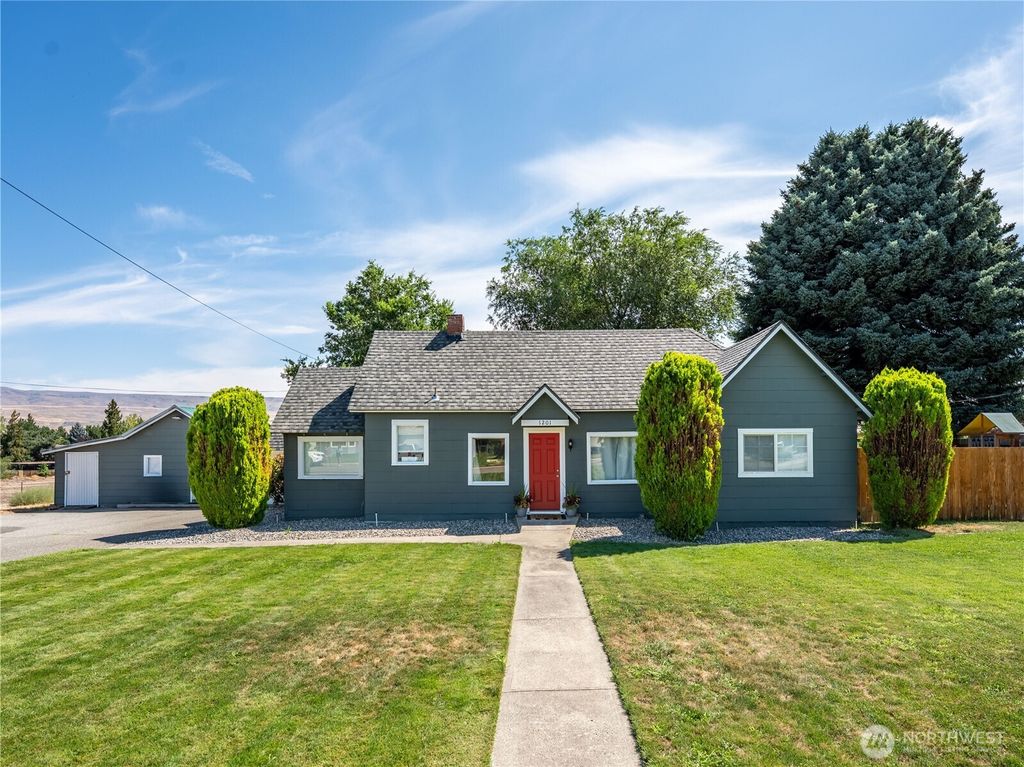 Photo of 1201 Pershing Street, Wenatchee, WA 98801 (MLS # 2496527)