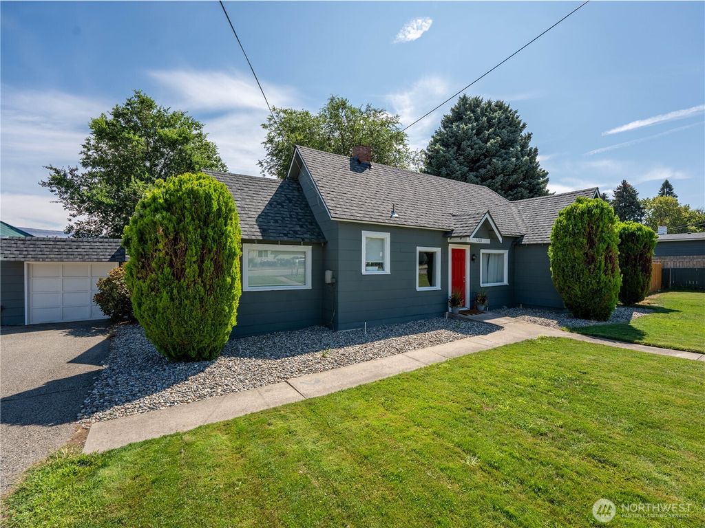 Photo of 1201 Pershing Street, Wenatchee, WA 98801 (MLS # 2496527)