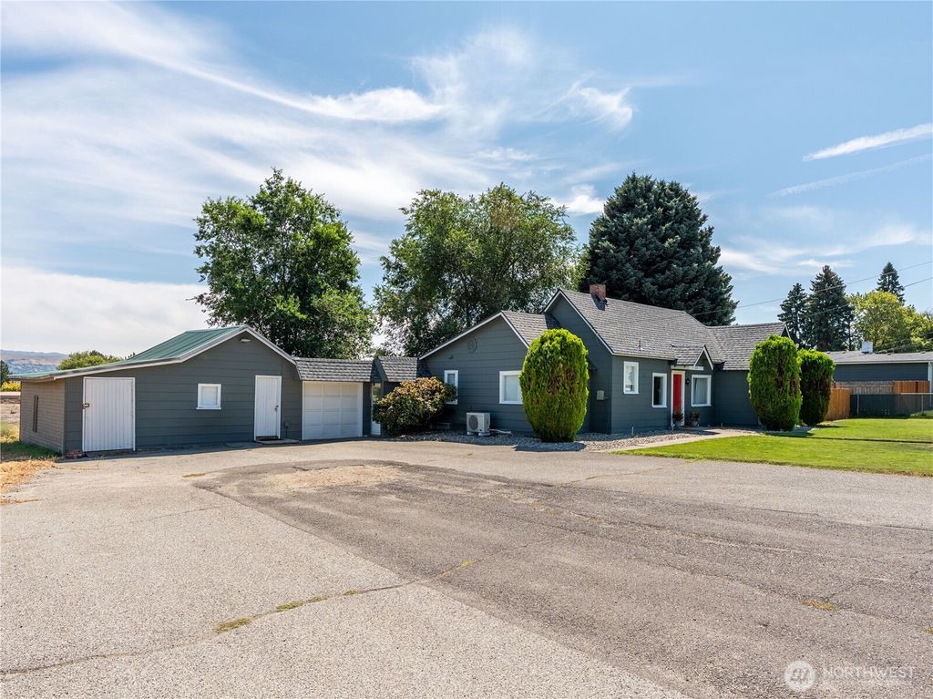 Photo of 1201 Pershing Street, Wenatchee, WA 98801 (MLS # 2496527)