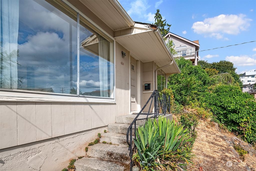 Photo of 424 N Bowdoin Place, Seattle, WA 98103 (MLS # 2272654)