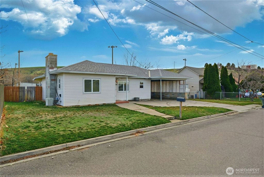 Photo of 119 Catherine Avenue, Milton-Freewater, OR 97862 (MLS # 2465956)