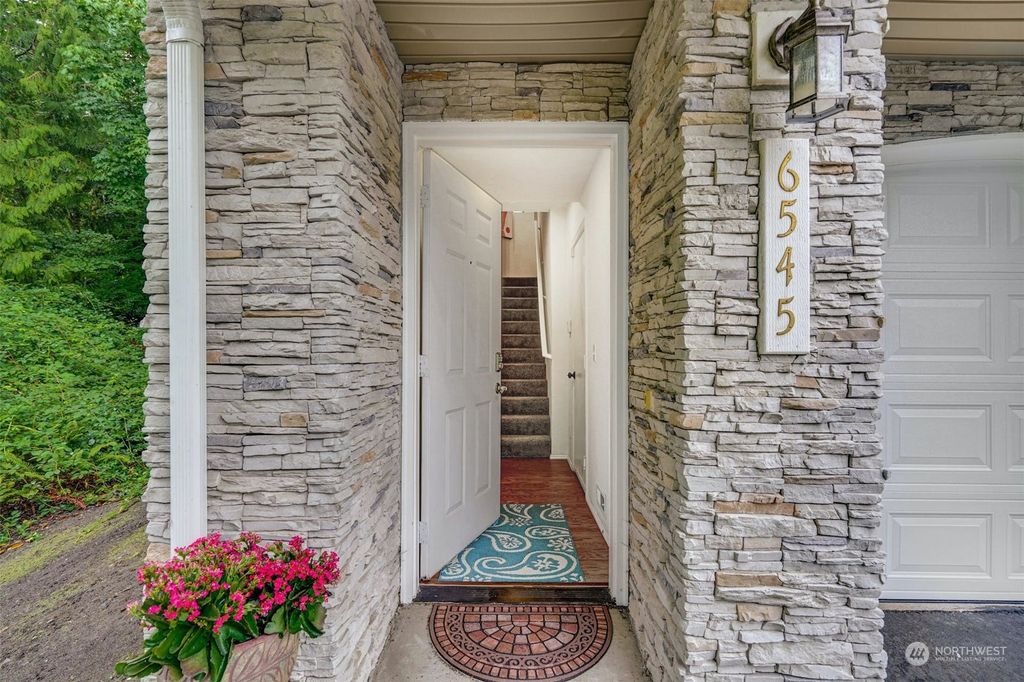 Photo of 6545 SE Cougar Mountain Way, Bellevue, WA 98006 (MLS # 2158527)