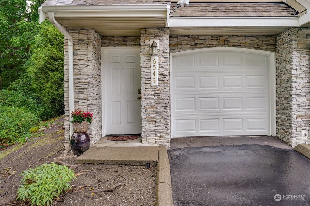 Photo of 6545 SE Cougar Mountain Way, Bellevue, WA 98006 (MLS # 2158527)