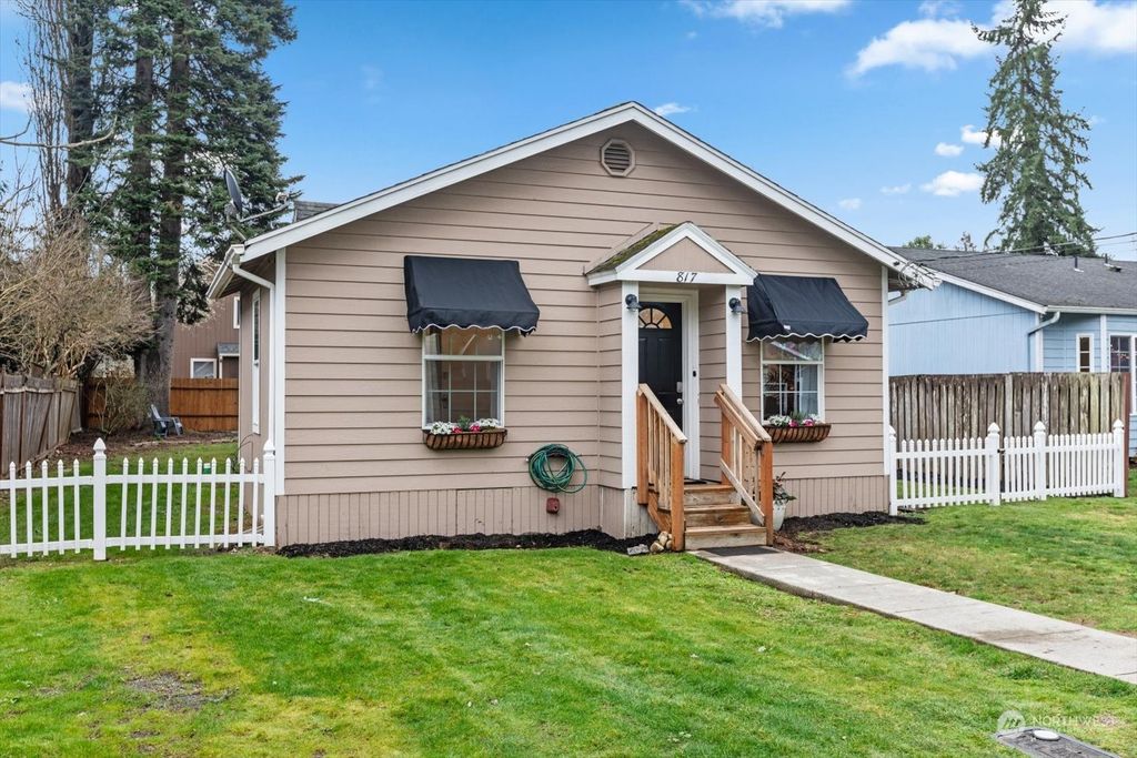 Photo of 817 Baird Avenue, Snohomish, WA 98290 (MLS # 2204734)