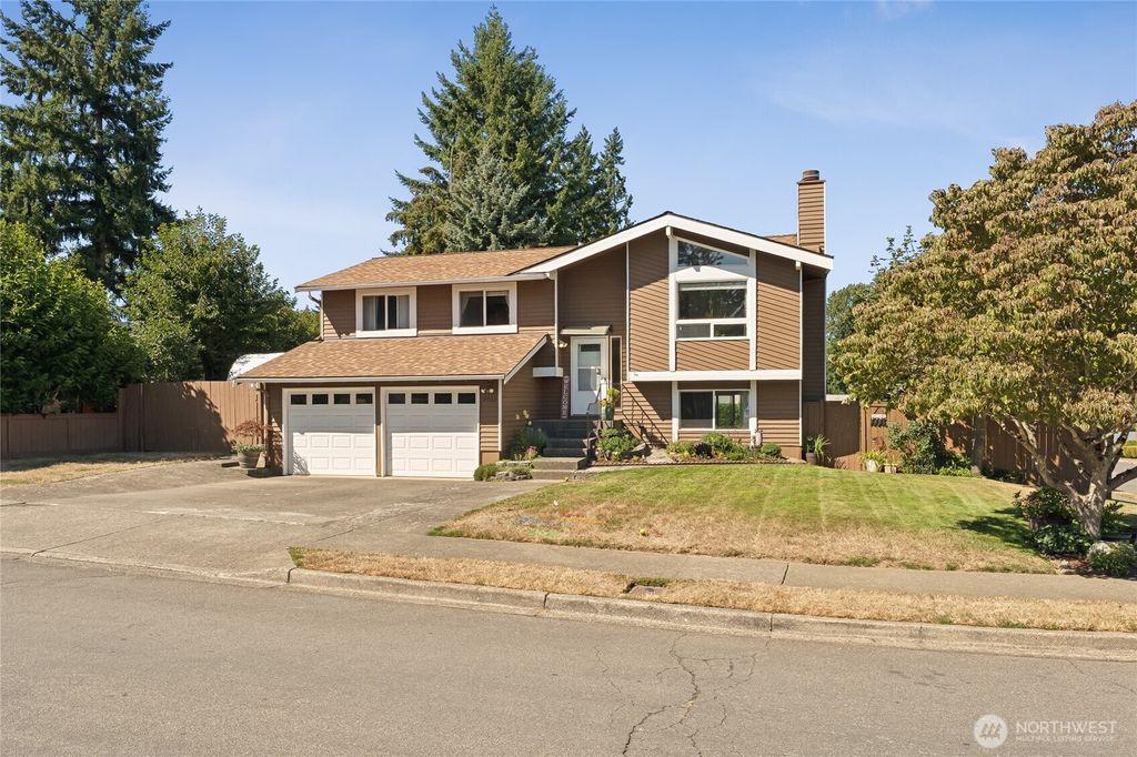 Photo of 2402 SE 21st Street, Renton, WA 98055 (MLS # 2425799)