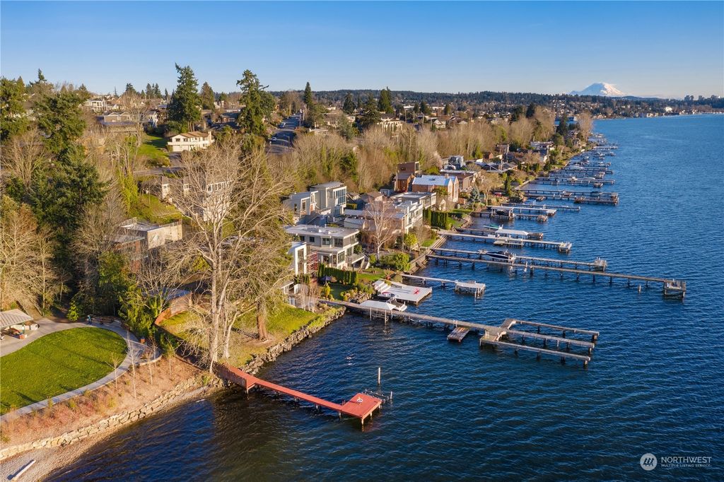Photo of 557 5th Avenue W, Kirkland, WA 98033 (MLS # 2188154)