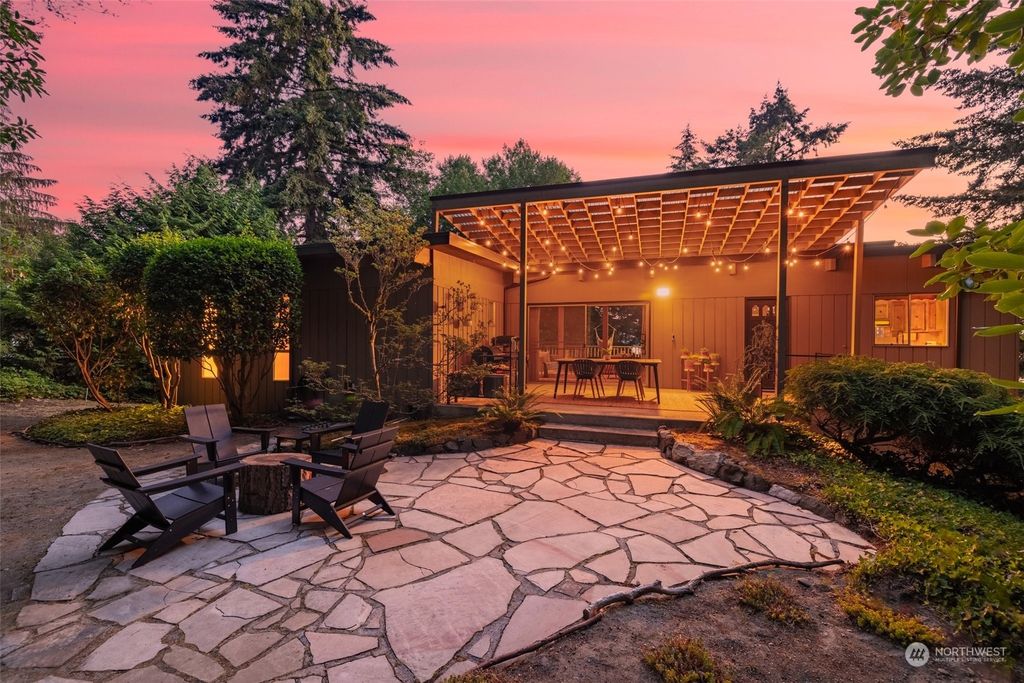 Photo of 15610 26th Avenue SW, Burien, WA 98166 (MLS # 2275837)