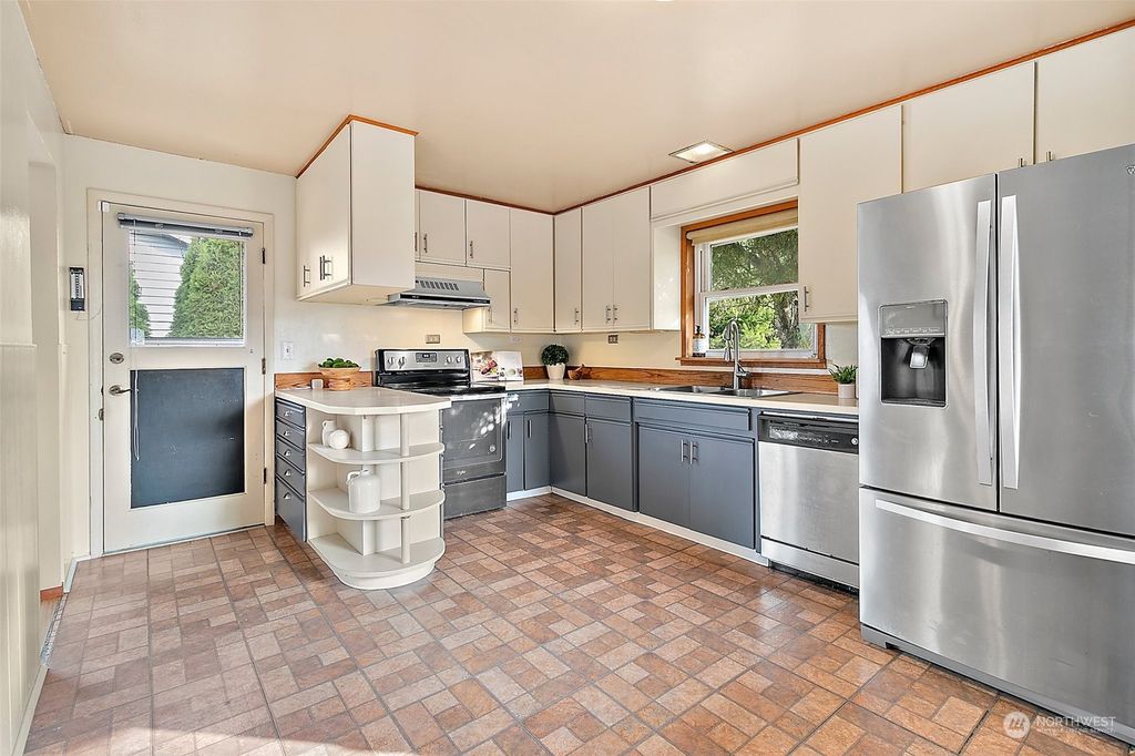 Photo of 20025 2nd Avenue S, Des Moines, WA 98198 (MLS # 2009593)