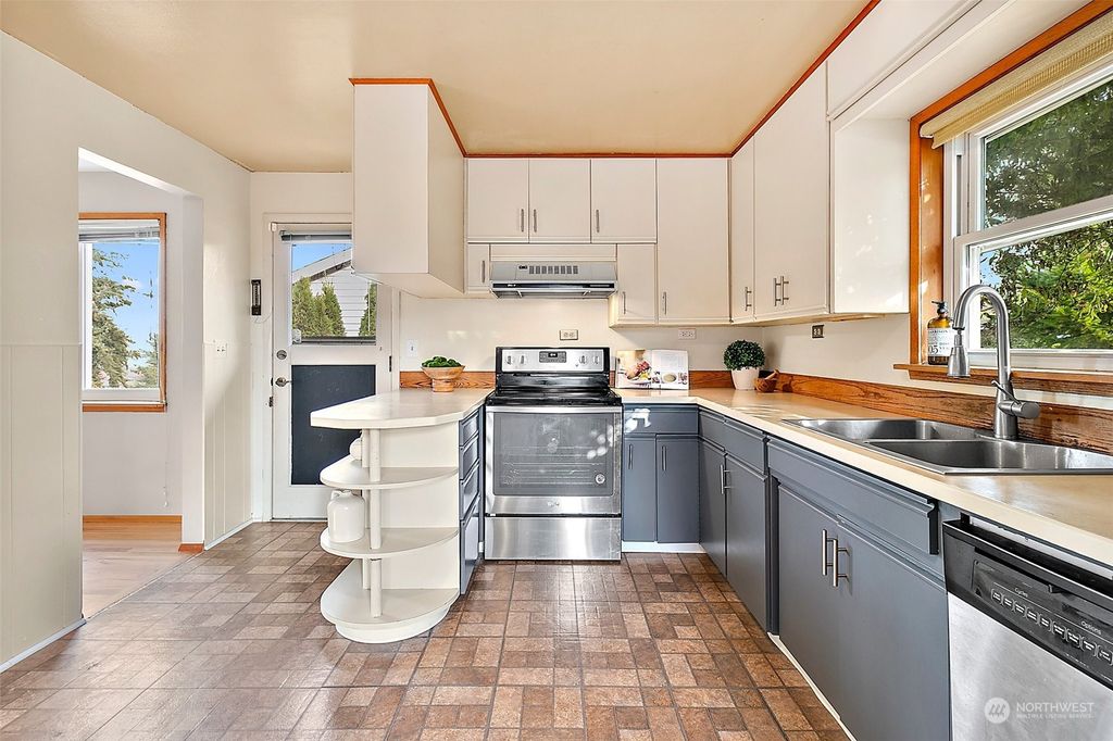 Photo of 20025 2nd Avenue S, Des Moines, WA 98198 (MLS # 2009593)