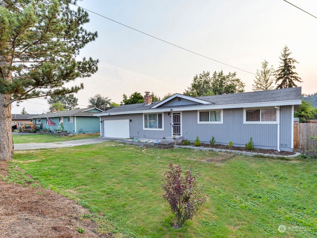 Photo of 341 Milwaukee Boulevard S, Algona, WA 98001 (MLS # 2273757)