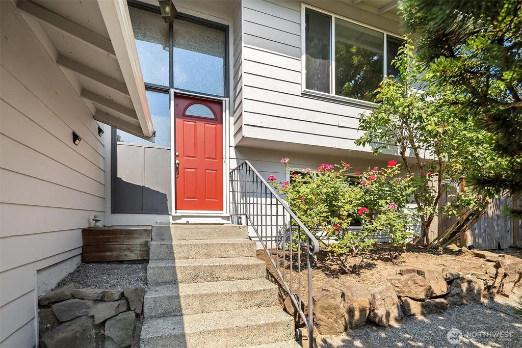 Photo of 12916 NE 136th Place, Kirkland, WA 98034 (MLS # 2568976)