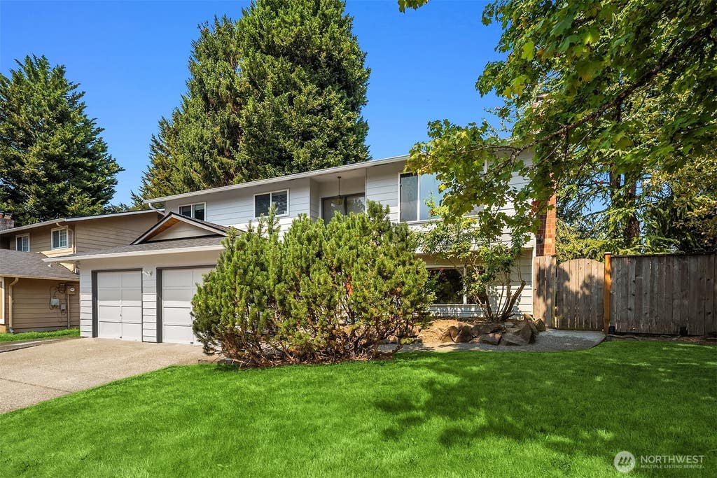 Photo of 12916 NE 136th Place, Kirkland, WA 98034 (MLS # 2568976)