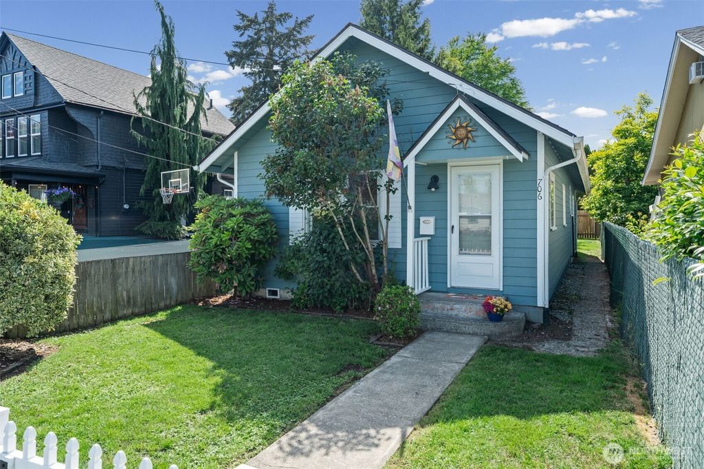 Photo of 706 3rd Street SW, Puyallup, WA 98371 (MLS # 2532124)