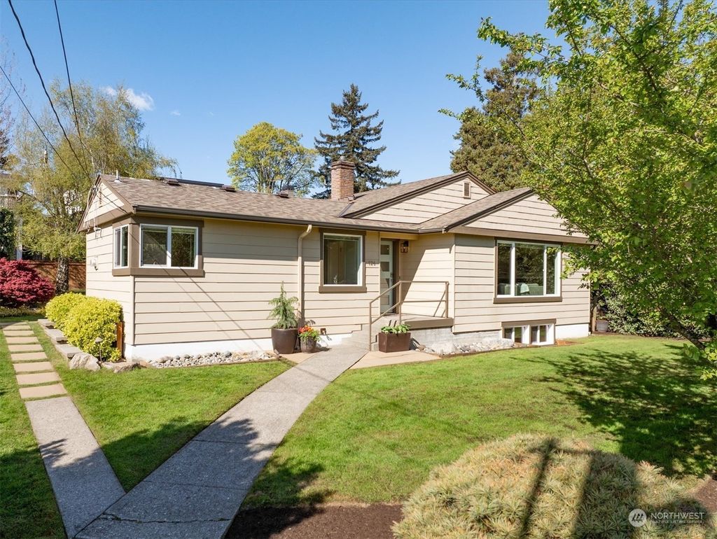 Photo of 124 6th Avenue, Kirkland, WA 98033 (MLS # 2221821)