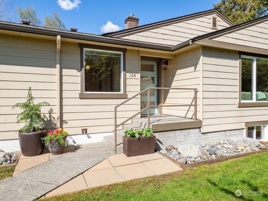 Photo of 124 6th Avenue, Kirkland, WA 98033 (MLS # 2221821)