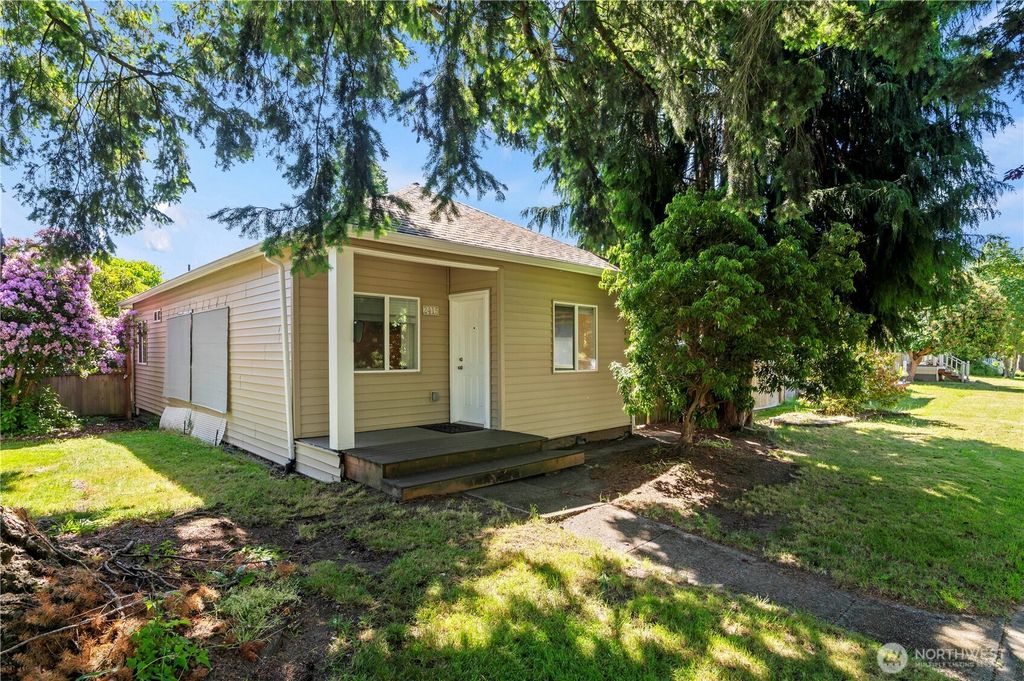 Photo of 2415 Cedar Street, Everett, WA 98201 (MLS # 2389666)