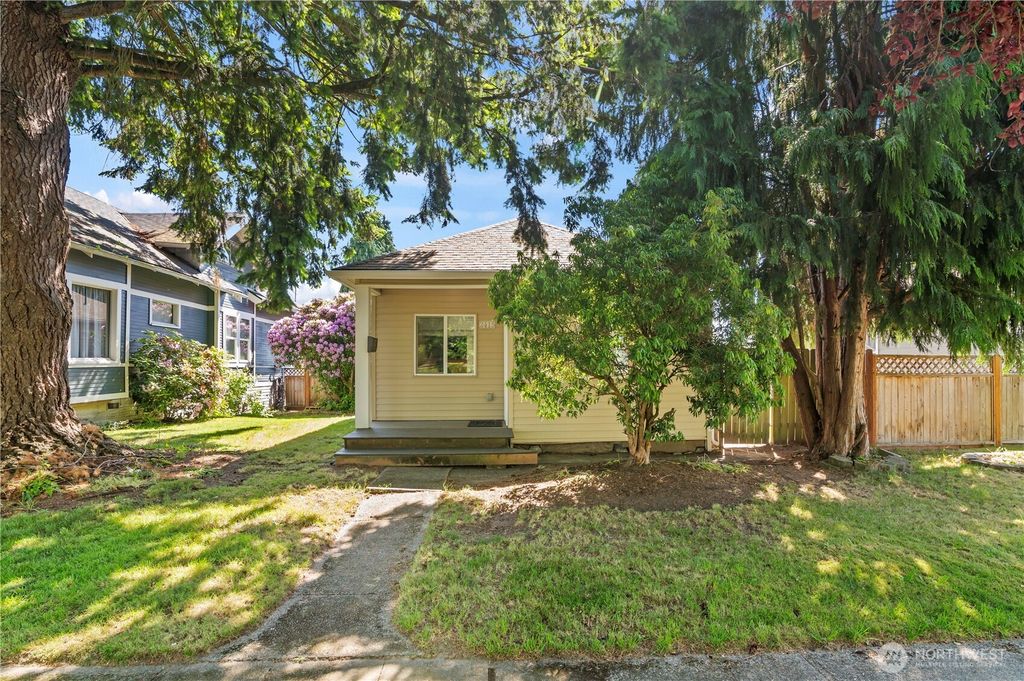 Photo of 2415 Cedar Street, Everett, WA 98201 (MLS # 2389666)