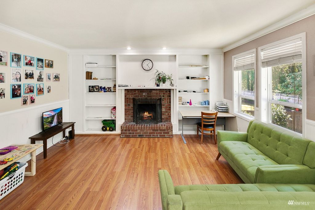 Photo of 32617 13th Avenue SW, Federal Way, WA 98023 (MLS # 1989136)