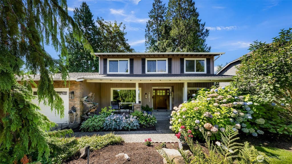 Photo of 18811 SE 44th Way, Issaquah, WA 98027 (MLS # 2560729)