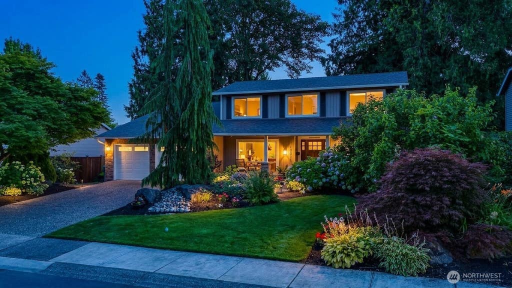 Photo of 18811 SE 44th Way, Issaquah, WA 98027 (MLS # 2560729)