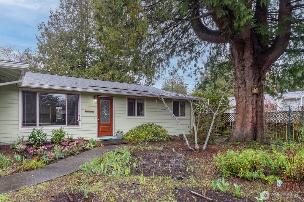 Photo of 947 Logan Street, Port Townsend, WA 98368 (MLS # 2492751)