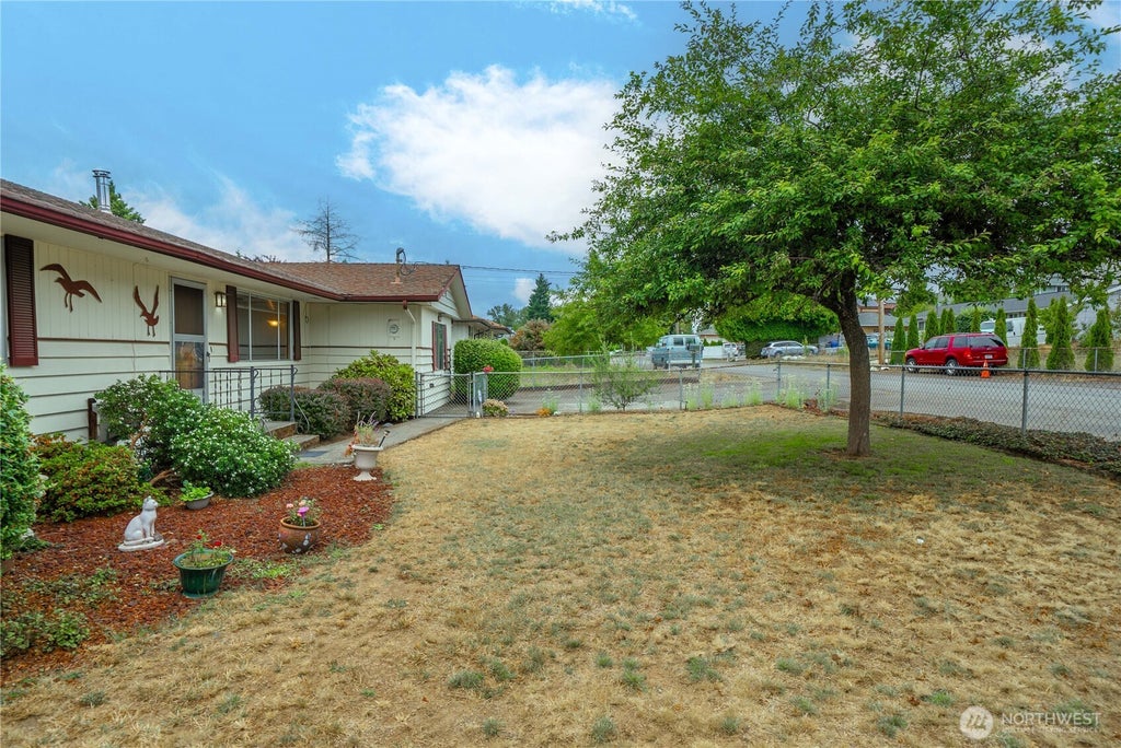 Photo of 17825 111th Avenue SE, Renton, WA 98055 (MLS # 2579884)