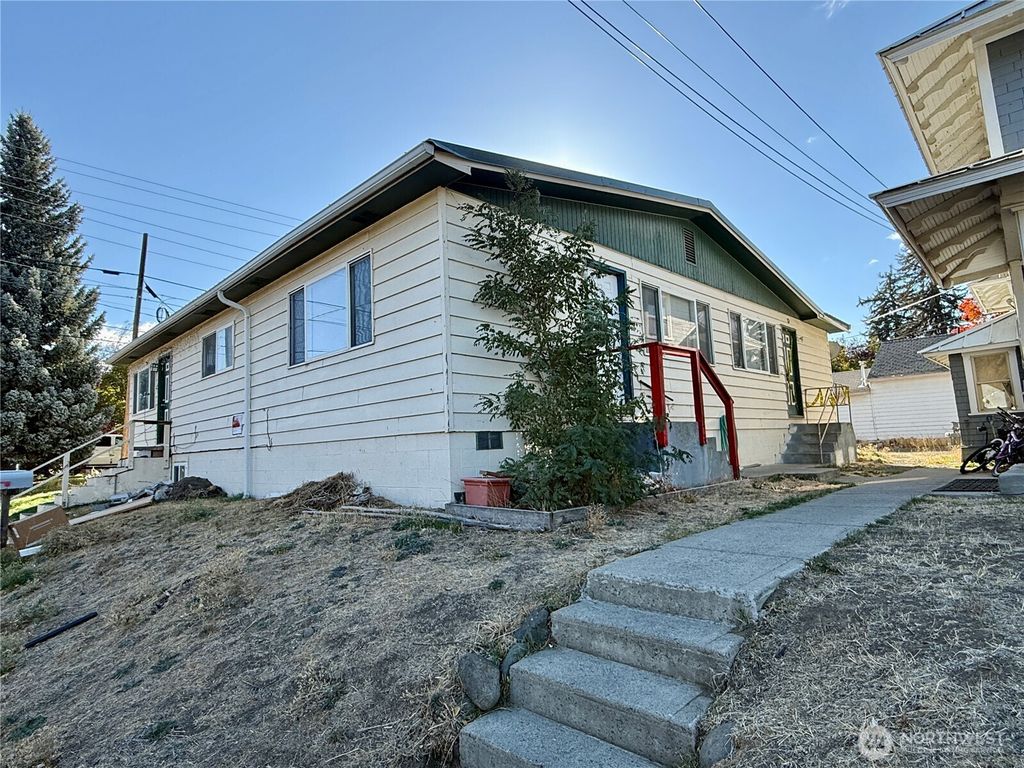Photo of 304 W 6th Ave, Ellensburg, WA 98926 (MLS # 2458294)