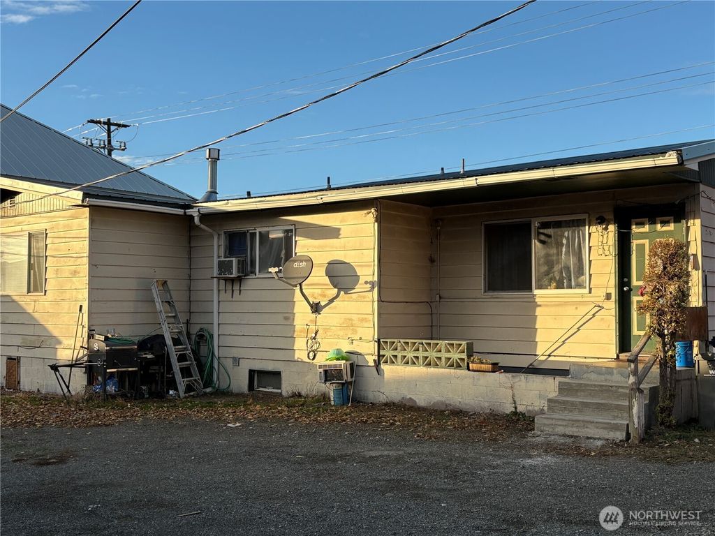 Photo of 304 W 6th Ave, Ellensburg, WA 98926 (MLS # 2458294)