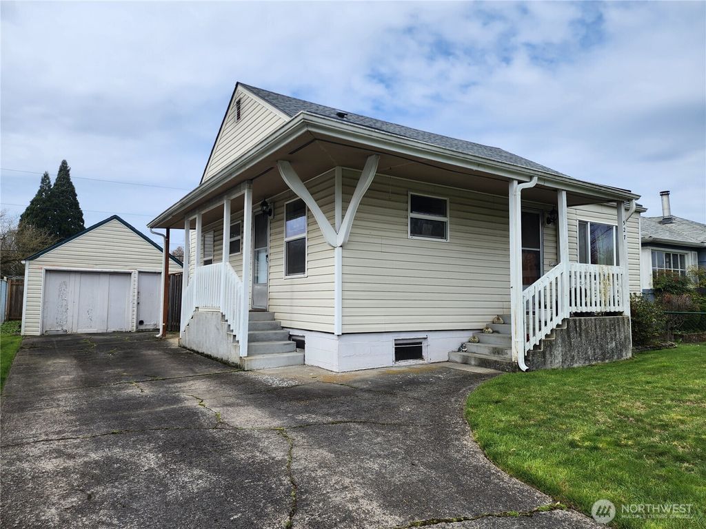 Photo of 527 24th Avenue, Longview, WA 98632 (MLS # 2529912)