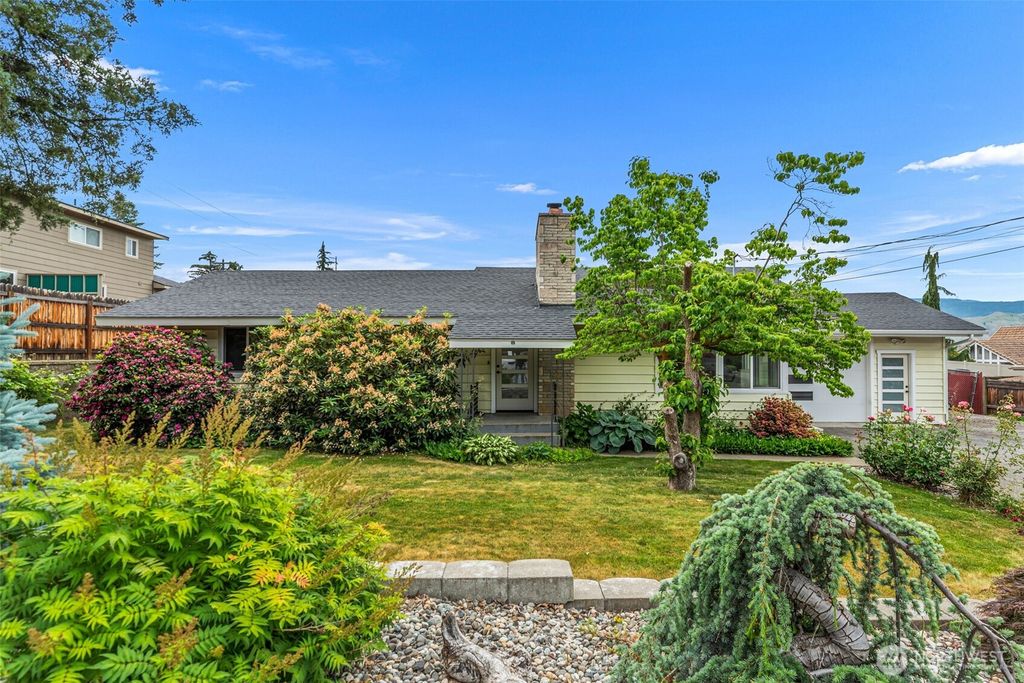 Photo of 555 15th Street NE, East Wenatchee, WA 98802 (MLS # 2530212)