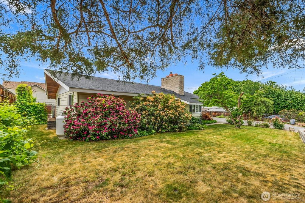Photo of 555 15th Street NE, East Wenatchee, WA 98802 (MLS # 2530212)